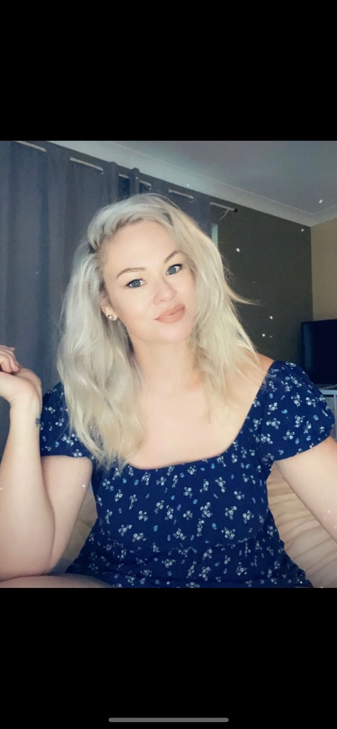 Header of blonde_roseee