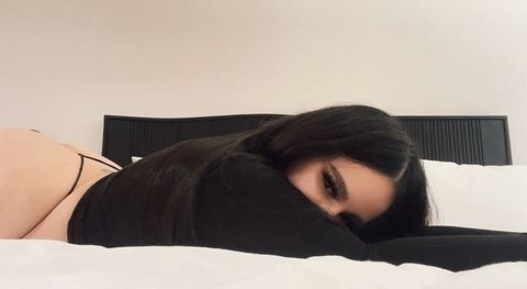 Header of erica_gomezzz