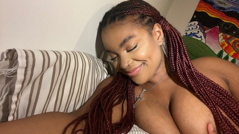 Header of hell0kittyevie