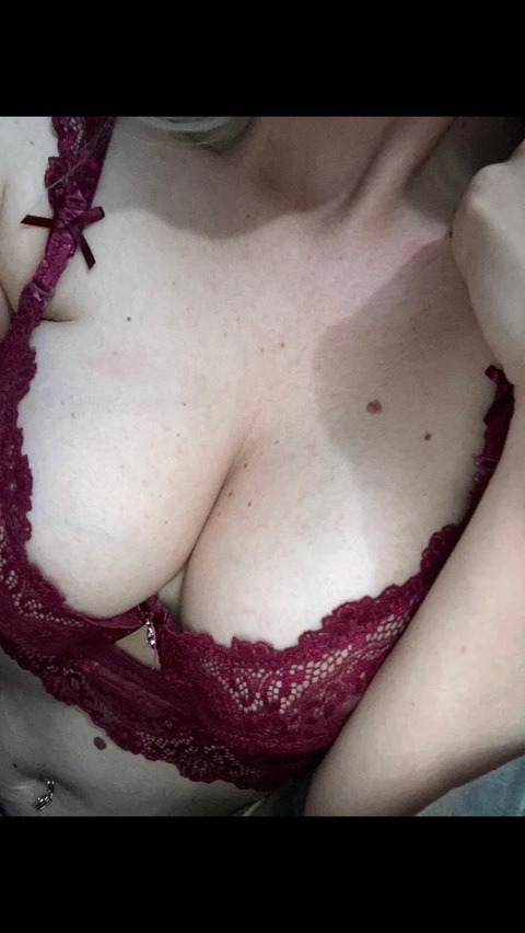 Header of linahottie