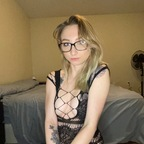 Elizabeth 💋 (@petitehousewife1) Leaked OnlyFans 

 profile picture